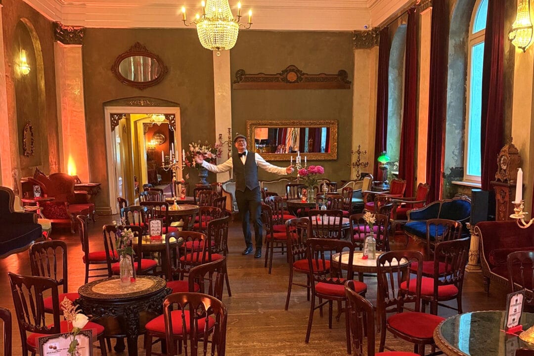 GF Ulrich Fliegner erwartet im Ballhaus Wedding seine Gäste